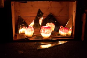 Kreatives Räbeliechtli-Arrangement in einer Holzkiste mit Spiegeln, Richterswil 2025