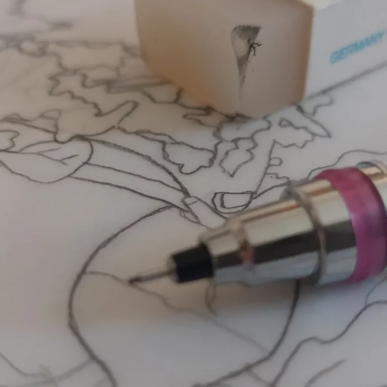 Nahaufnahme eines Druckbleistifts beim Skizzieren feiner Linien auf Papier mit einem Radiergummi im Hintergrund.